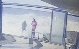 Hopa’da dev dalgalar tehlike saçtı, vatandaş son anda kurtuldu