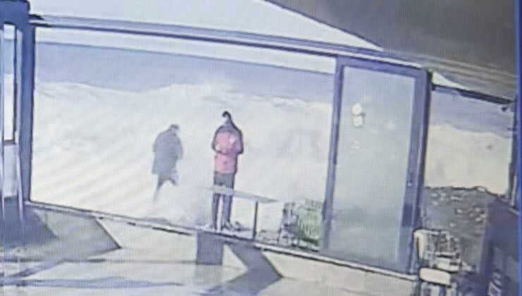 Hopa’da dev dalgalar tehlike saçtı, vatandaş son anda kurtuldu