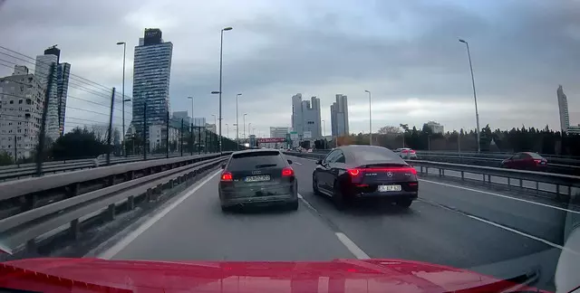 Mecidiyeköy’de korku dolu anlar: Makas atan sürücünün aracı bomba gibi patladı