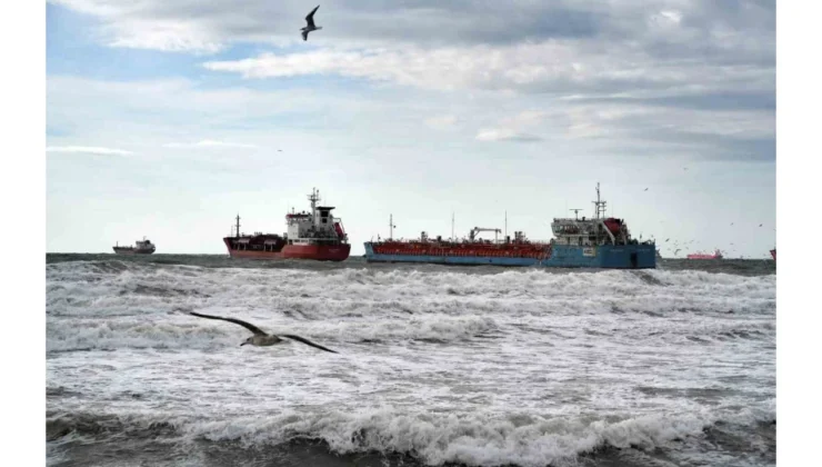 İstanbul açıklarında lodos alarmı: Temas eden tankerlerden biri kurtarıldı