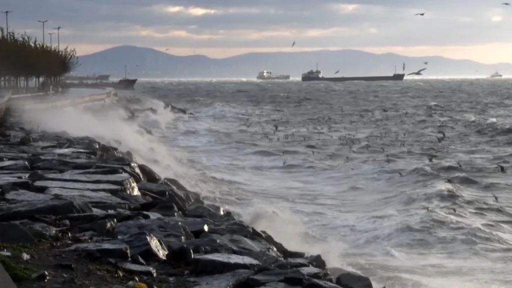 İstanbul’da fırtına etkili oldu