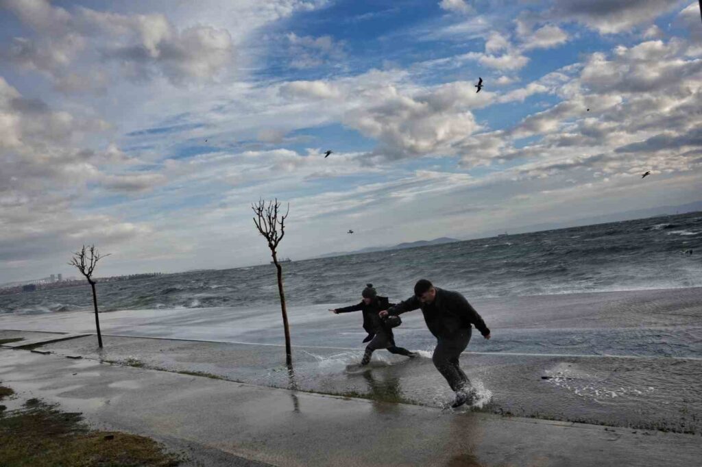 İstanbul’da fırtına etkili oldu