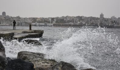İstanbul’da fırtına etkili oldu, sahilde ilginç görüntüler oluştu