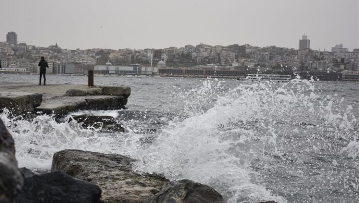 İstanbul’da fırtına etkili oldu, sahilde ilginç görüntüler oluştu