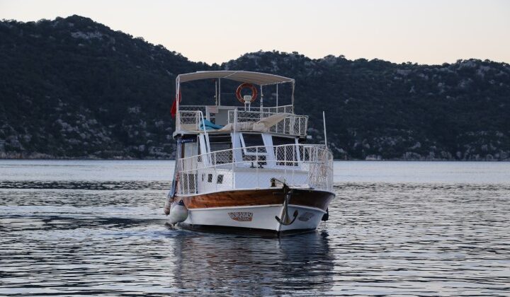 Denizi aşarak okula giden öğrenci: Kaleköy’de eğitime özel tekne