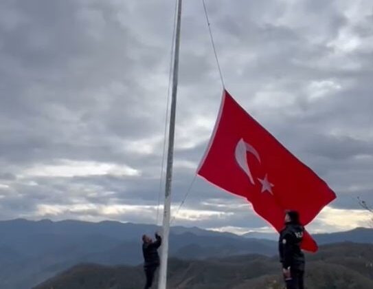 Karınca Kalesi’ndeki Yıpranan Türk Bayrağı Vali Talimatıyla Yenilendi