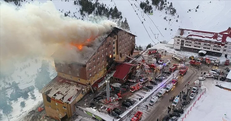Bolu Kartalkaya Kayak Merkezi'ndeki Grand Kartal Otel'de 21 Ocak'ta yaşanan ve 78 kişinin hayatını kaybettiği, 137 kişinin yaralandığı facia davasının gerekçeli kararı Bolu 1. Ağır Ceza Mahkemesi tarafından açıklandı. 406 sayfalık kararda, otel yönetiminin eylemleri felaketin boyutunu artıran temel unsur olarak gösterildi.

❌ Otel Yönetimi "Altın Zaman"ı İhmal Etti
Kararda, otel yöneticisi sanıkların yangını ilk haber alan kişiler olmalarına rağmen:

Misafirlere haber vermedikleri ve tahliyelerine yönelik hiçbir eylemde bulunmadıkları belirtildi.

Yönetimin, personel tarafından doğrulanan "misafirlere haber vermeyin, personeli uyandırın yangını söndürün" şeklindeki talimatlarıyla, yangının ilk anındaki hayati-kritik "altın zaman" süresinin misafirleri kurtarmak için kullanılmadığı vurgulandı.

Mahkeme, oteldeki yangın söndürme eksiklikleri ve hatalı bina yapısının (merdiven, asansör) bu ihmalle birleşmesi sonucu felaketin boyutunun büyüdüğünü kaydetti.

 "Olası Kastla Öldürme" Tespiti ve Ağır Cezalar
Mahkeme heyeti, otel yönetiminin bilinçli taksir unsurlarını aşarak, öngörülen muhtemel neticeyi önlemek adına hiçbir tedbir almadığını belirledi. Bu durum, sanıkların "olursa olsun" kastıyla hareket ettiği şeklinde yorumlanarak, olası kastla sorumlu oldukları kabul edildi.

⚖️ Müebbet Hapis Cezası Alan Başlıca Sanıklar (Olası Kast)
Otelin Sahibi: Halit Ergül

Otelin Genel Müdürü: Emir Aras

Yönetim Kurulu Üyeleri: Emine Murtezaoğlu Ergül, Elif Aras, Ceyda Hacıbekiroğlu

Otel Müdürü: Zeki Yılmaz, Ahmet Demir, Kadir Özdemir

Belediye ve İtfaiye Yetkilileri: Sedat Gülener, Kenan Coşkun, İrfan Acar

Bu 11 sanık, 34 çocuğa karşı "olası kastla öldürme" suçundan 34'er kez müebbet hapis cezasına çarptırıldı. Ayrıca 44 yetişkin yönünden 44'er kez "olası kastla öldürme" suçundan 24 yıl 11'er ay hapis cezası ve mala zarar vermeden de ceza aldılar.

⛓️ Diğer Cezalar (Bilinçli Taksir)
Muhasebe personelleri, teknik personel şefi, LPG tesisatı bakım görevlileri, iş güvenliği uzmanı ve ruhsat yetkililerinin de bulunduğu 13 sanığa "bilinçli taksirle birden fazla kişinin ölümüne ve yaralanmasına neden olma" suçundan 18 yıl ile 22 yıl 3 ay arasında değişen hapis cezaları verildi.

Mahkeme heyeti, hapis cezalarında takdir indirimi uygulamadı. Tutuklu sanıkların bu hallerinin devamına ve bazı sanıklar hakkında tutuklama kararı verilmesine hükmetti.