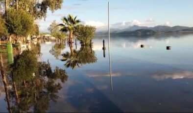 Muğla Köyceğiz Gölü Taştı: Nam Nam Çayı Debisi Yükseldi, Plajlar Su Altında