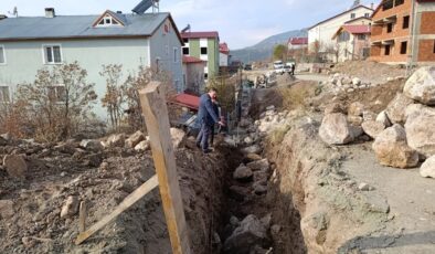 Koyulhisar’da Yol Güvenliği Güçlendi: İstinat Duvarı Çalışmaları Tamamlandı