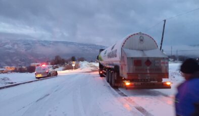 Koyulhisar’da Kar ve Buzlanma Alarmı: Belediye Ekipleri Sahada