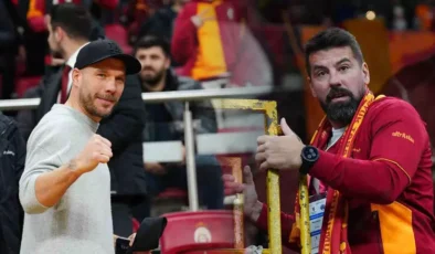 Galatasaray’ın Efsaneleri RAMS Park’ta! Baros ve Podolski Tribündeydi