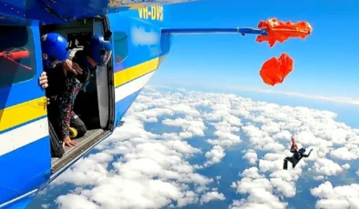 Dehşet Verici Anlar: Paraşütçü 4.600 Metre Yükseklikte Uçağın Kuyruğunda Asılı Kaldı
