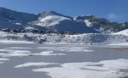 Rize’de Kış Etkisi: Adalı Göl Cam Gibi Buzla Kaplandı