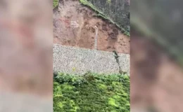 Rize’de Sağanak sonrası çay bahçesinde korkutan anlar