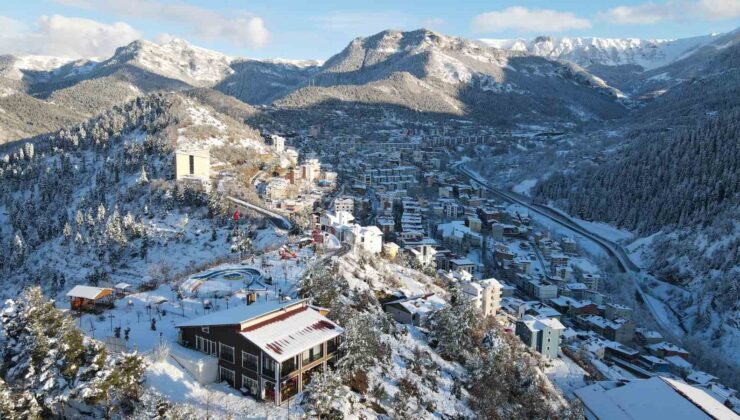 Şavşat’ta kar sonrası ortaya çıkan kış manzaraları hayran bıraktı
