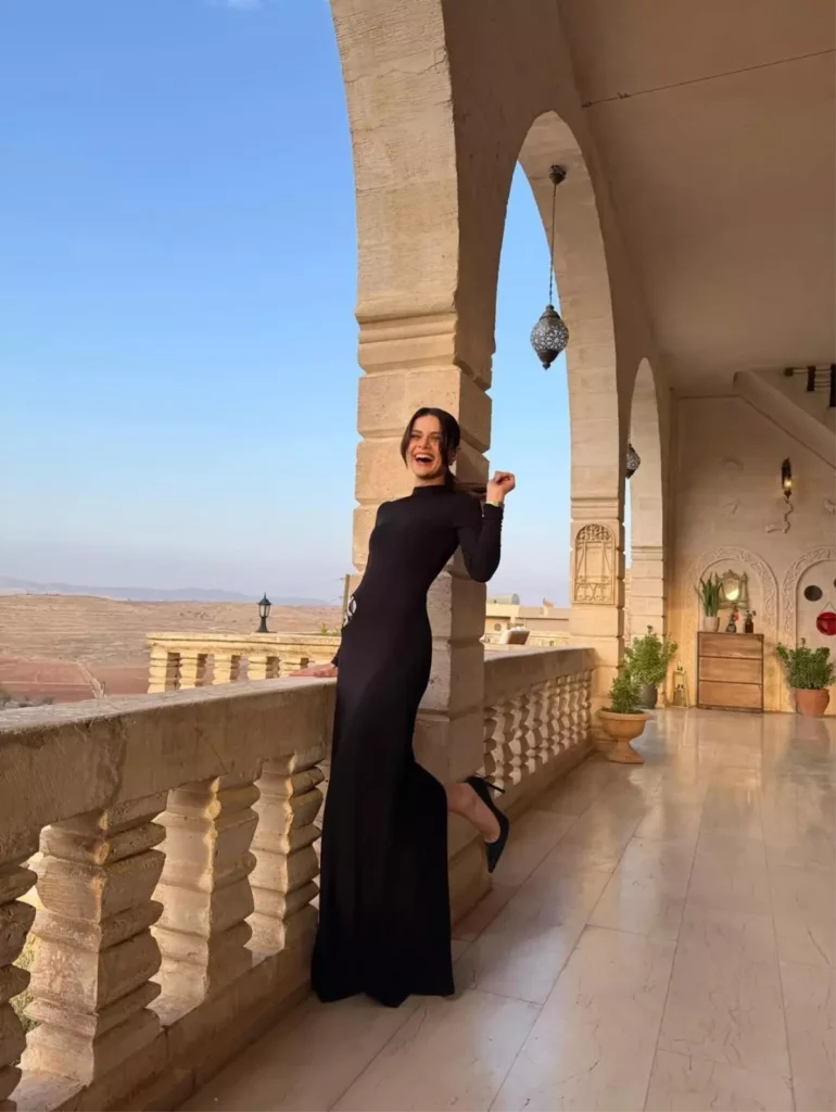 Sinem Ünsal Siyah Elbise