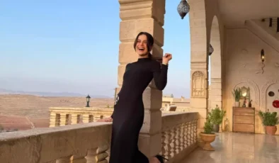 Sinem Ünsal’ın Siyah Elbisesiyle Büyüleyen Güzelliği Gündem Oldu