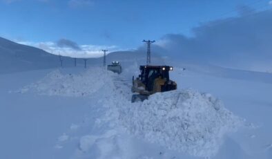 Şırnak’ta Kar Kalınlığı Dozerleri Zorluyor: Karla Mücadele Devam Ediyor