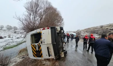 Sivas’ta Öğrenci Servisi Devrildi: 15 Kişi Yaralandı