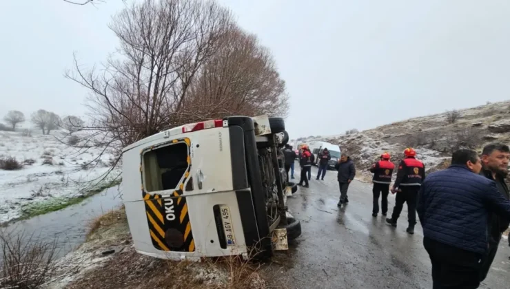 Sivas’ta Öğrenci Servisi Devrildi: 15 Kişi Yaralandı