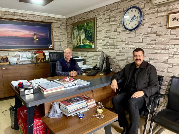Suşehri Belediye Başkanı Sn. Ahmet Ayhan KAYAOĞLU, İstanbul'daki temasları kapsamında iş dünyasının önde gelen temsilcileriyle bir araya geldi. Başkan Kayaoğlu, ilçenin gelişimi ve potansiyel iş birlikleri konularında istişarelerde bulunmak üzere iki önemli ismi ziyaret etti.

Mobilya ve Mimarlık Sektörüne Ziyaretler
Başkan Kayaoğlu'nun İstanbul ziyaretleri kapsamında gerçekleştirdiği temaslar şunlardır:

Ufuk Mobilya Ziyareti: Başkan Kayaoğlu, Ufuk Mobilya firmasının sahibi Sn. Yusuf DERECİ beyefendiye bir ziyarette bulundu.

ÇALIŞ YAPI MİMARLIK Ziyareti: Ardından ÇALIŞ YAPI MİMARLIK firmasının sahibi Sn. Müjdat ÇALIŞ beyefendi ile makamında bir araya geldi.

Başkan Kayaoğlu, nazik misafirperverlikleri ve gösterdikleri ilgiden ötürü hem Yusuf Dereci'ye hem de Müjdat Çalış'a teşekkürlerini iletti. Bu ziyaretler, Suşehri Belediyesi'nin farklı sektörlerdeki önemli aktörlerle bağlarını güçlendirme amacını taşıyor.