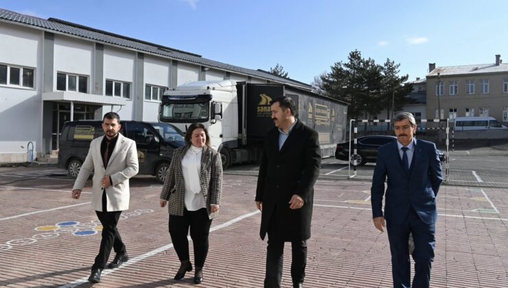 Suşehri’nde Çocukların Neşesi: Gezen Sinema Tırı Ziyareti