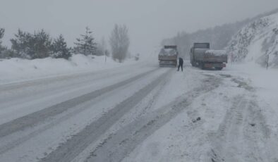 Tokat-Sivas yolunda kar yağışı sürücülere zor anlar yaşattı