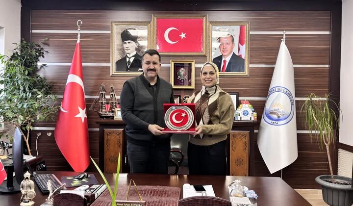 Suşehri’nde sağlık hizmetlerine emek veren isme anlamlı teşekkür