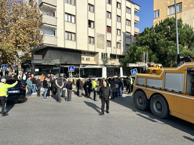 Üsküdar’da İETT Otobüsü Börekçiye Daldı