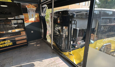Üsküdar’da İETT Otobüsü Börekçiye Daldı: 4 Yaralı
