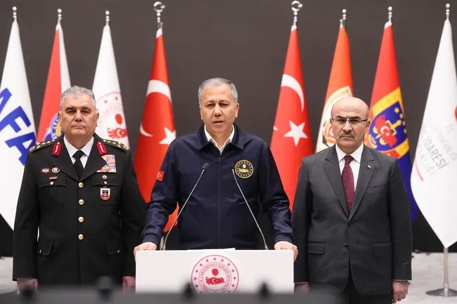 Yalova’da DEAŞ operasyonunda çıkan çatışmada 3 polis şehit oldu, çok sayıda yaralı var. Sıcak gelişmeler ve resmi açıklamalar geliyor.
