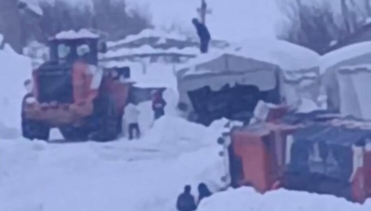 Yüksekova’da Karla Mücadele Aracı Devrildi