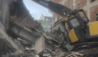 Zeytinburnu’nda Kentsel Dönüşüm Kazası: Beton Parçaları İş Makinesinin Üzerine Düştü
