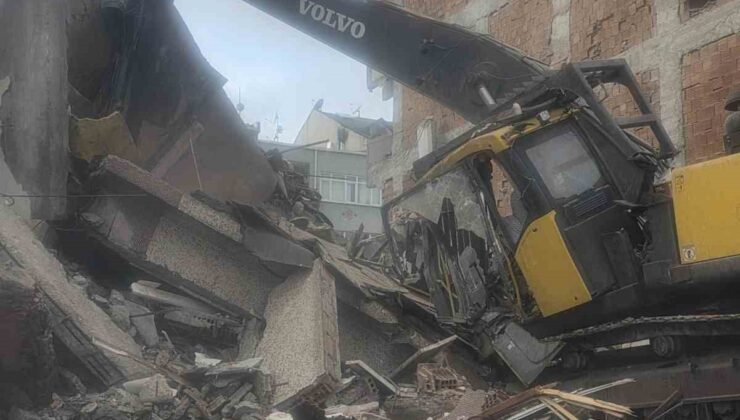 Zeytinburnu’nda Kentsel Dönüşüm Kazası: Beton Parçaları İş Makinesinin Üzerine Düştü