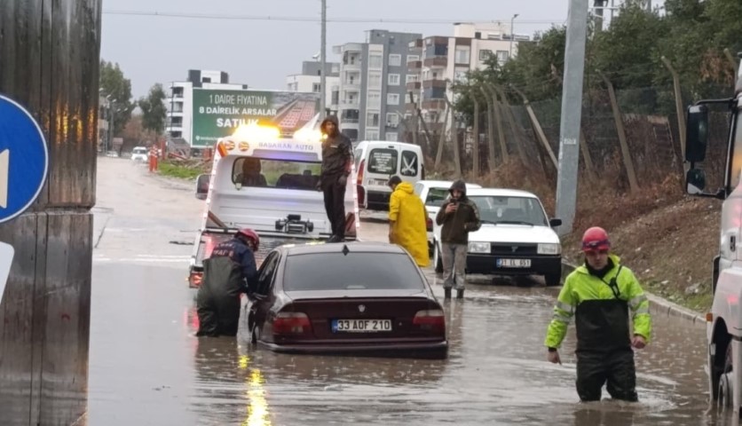 Adana sağanak yağış su baskını itfaiye kurtarma