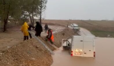 Adana’da Sağanak Yağış Hayatı Felç Etti: Araçlar Suya Gömüldü, Vatandaşlar Kurtarıldı