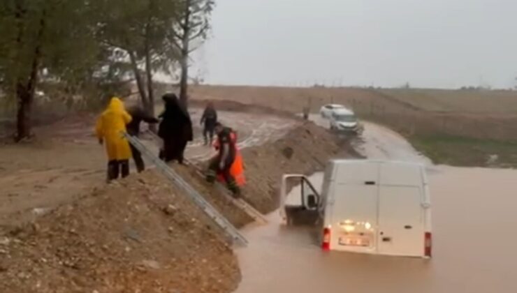 Adana’da Sağanak Yağış Hayatı Felç Etti: Araçlar Suya Gömüldü, Vatandaşlar Kurtarıldı
