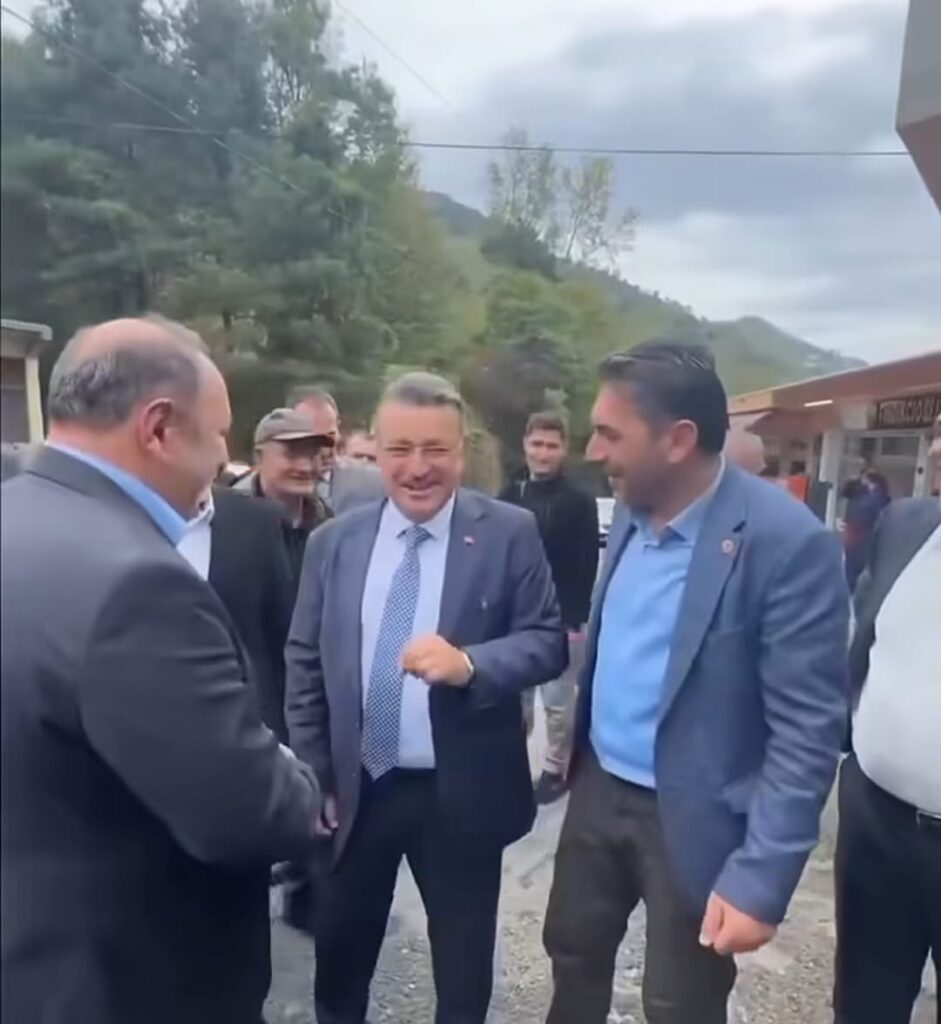 Ahmet Metin Genç otobüs durağı