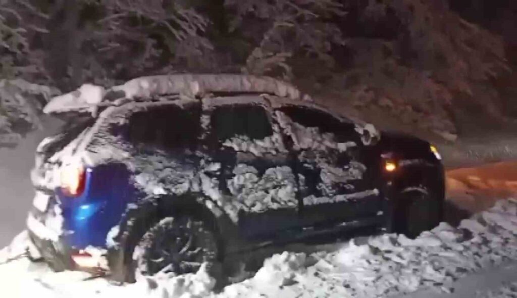 Amasya karlı yolda mahsur kalan aile