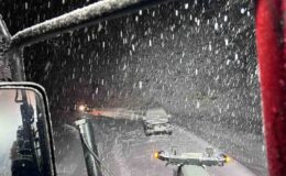 Amasya’da karlı dağ yolunda mahsur kalan aile ekiplerce kurtarıldı