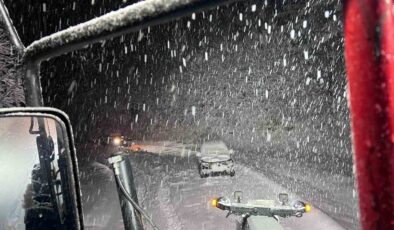 Amasya’da karlı dağ yolunda mahsur kalan aile ekiplerce kurtarıldı