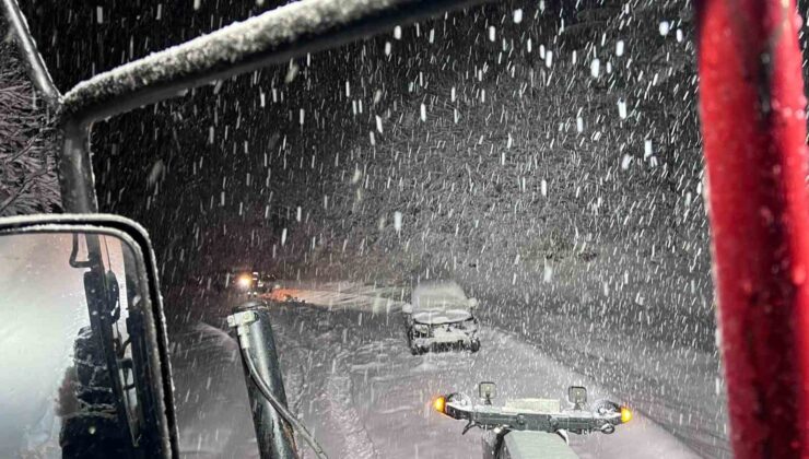 Amasya’da karlı dağ yolunda mahsur kalan aile ekiplerce kurtarıldı