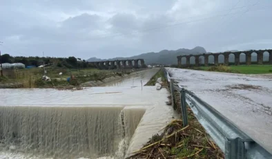 Antalya’da sağanak alarmı: Yollar göle döndü, kentte hayat durdu