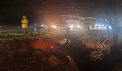 Antalya Kepez’de otomobil refüje çarptı, araç çukura düştü