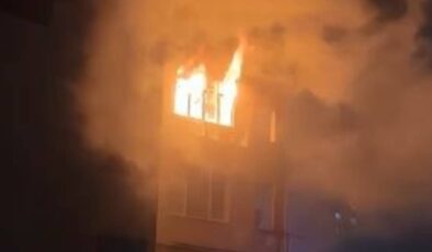 Artvin Hopa’da gece yarısı yangın paniği: Apartman dairesi alevlere teslim oldu