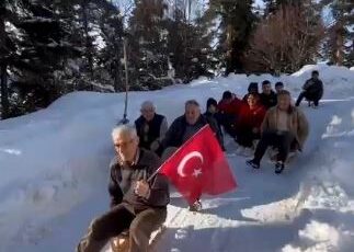 Artvin’de Kar Sonrası Renkli Görüntüler: Köy Halkı Kızaklarla Eğlendi