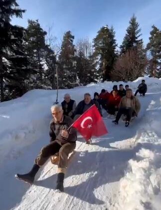 Artvin’de Kar Sonrası Renkli Görüntüler: Köy Halkı Kızaklarla Eğlendi