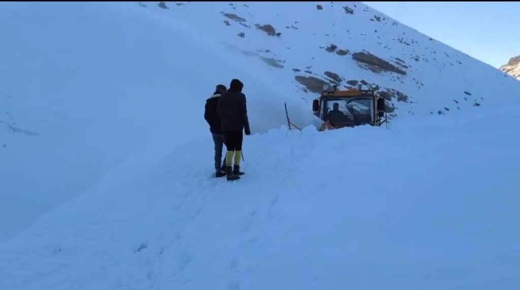 Başkale çığ nedeniyle kapanan yol