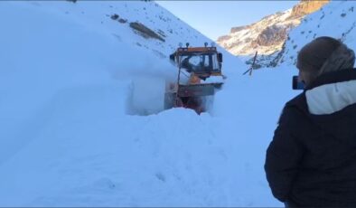 Başkale’de çığ alarmı sonrası yol yeniden ulaşıma açıldı