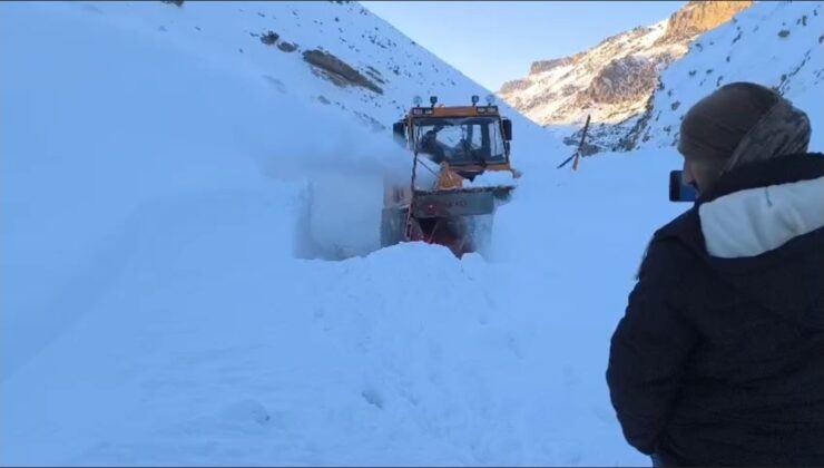 Başkale’de çığ alarmı sonrası yol yeniden ulaşıma açıldı
